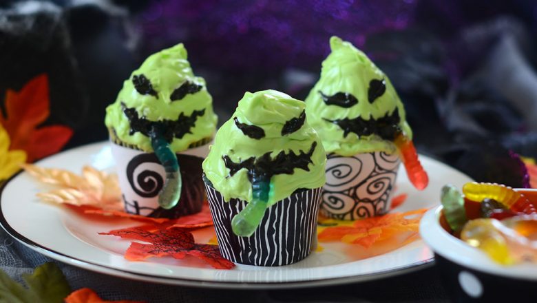 oogie-boogie-gummy-worm-cupcakes